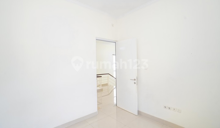 Strategic House in Cinere Park View near Toll Gate 2