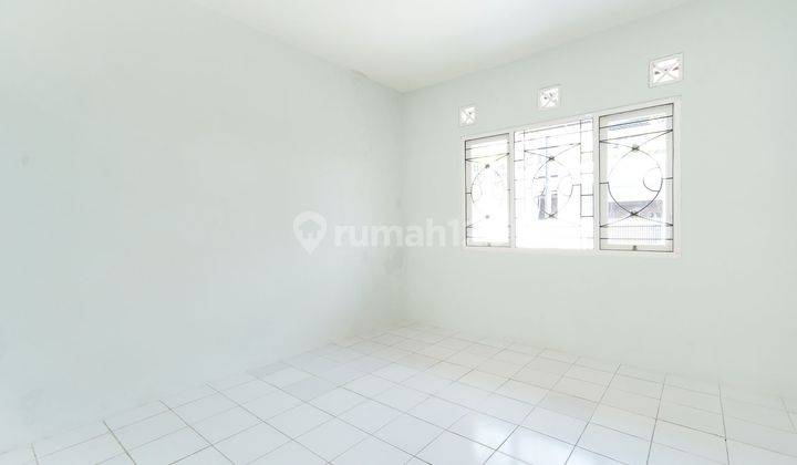 Rumah SHM Strategis 8 Mnt ke RS Permata Depok Semi Furnish J19548 2