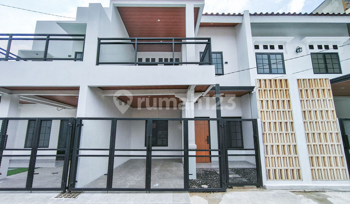 Beautiful 2-Story House Near Cilodong, 15 Minutes to Station, Ready to Occupy J39679