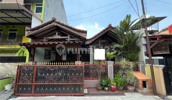 Well-Maintained House 8 Minutes to East Bekasi Station, 91m² Land Area, South Facing, J38536