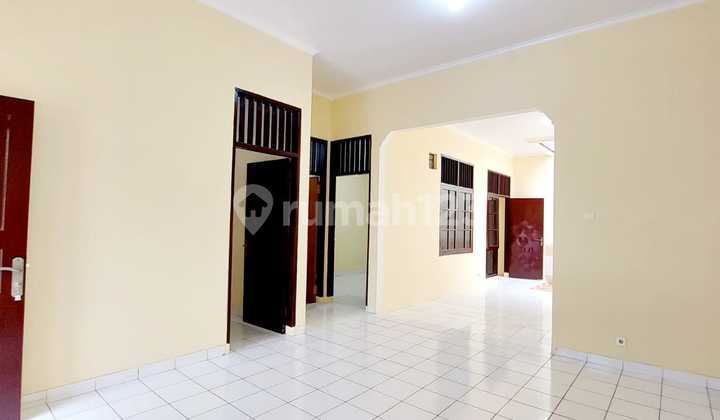 For Rent House in the Villa Melati Mas area, in the Serpong BSD region.