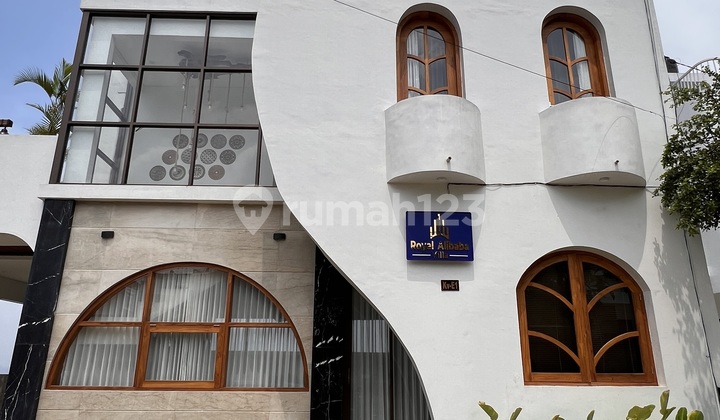 Villa Dijual Dikota Batu Murah Dilengkapi Private Pool dan Rooftop