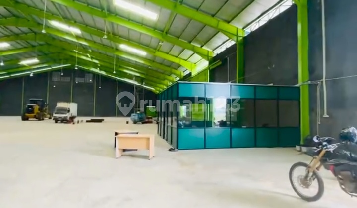 Disewakan cepat Gudang di Sepatan Timur luas Bangunan 4800 m2, bisa untuk produksi, akses container 40 feet, Gudang bagus