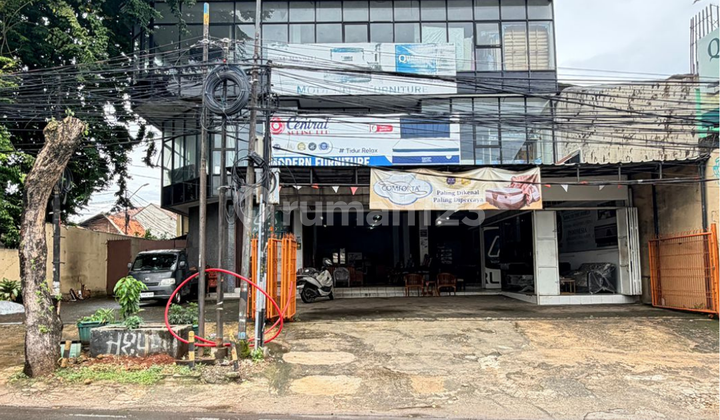 Gedung Ruko Luas dengan 3 Lantai di Ciledug