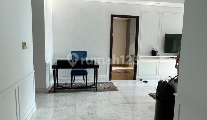 ruang tamu apartemen premium the peak sudirman