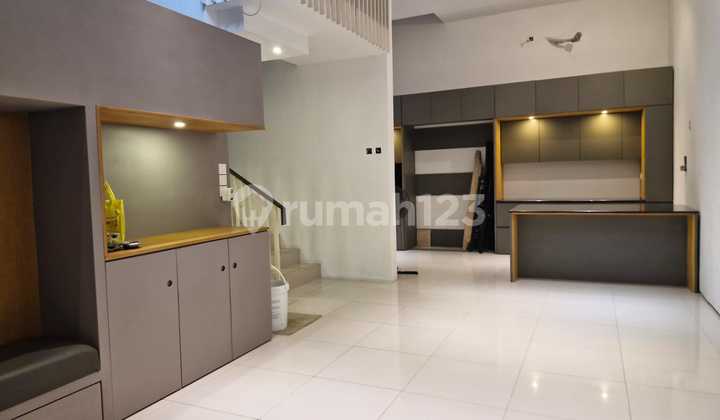 Dijual Rumah Bagus Dan Siap Huni 3lantai Di Citra 8