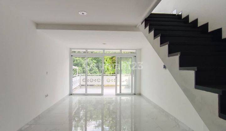 Dijual rumah sudah renovasi di Taman palem lestari, cengkareng 1