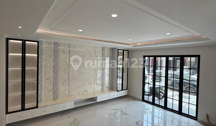 For Sale Luxurious and Beautiful 3.5-Story House in Golf Lake Cengkareng 2