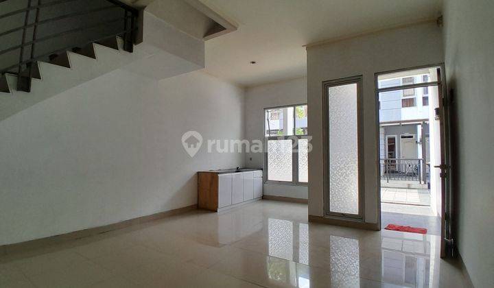 Rumah bergaya town house , cocok untuk pasangan milenial  2