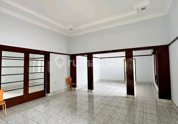 Di Jual Rumah Heritage Bangunan Belanda di Main Road Cilamaya Ref.05159