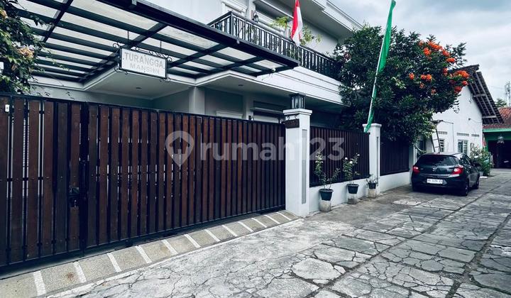 Luxury Home and Exclusive Boarding House with 10 Fully Furnished Rooms in Condong Catur, Depok, Sleman, Near Condong Catur Terminal. Price: 7.75 Billion [Negotiable]. Legality: SHM, IMB, Kos Maguwoharjo Business Permit. 2