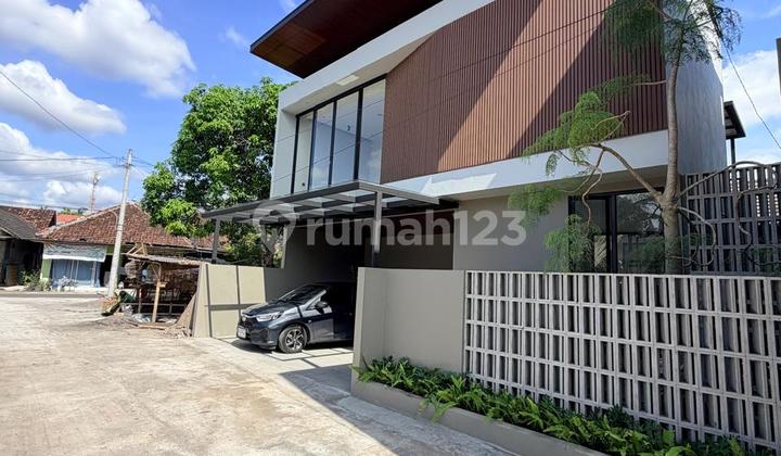 Rumah Konsep Villa Proses Bangun dengan Private Pool dan Full Furnished di Sekitar Maguwoharjoluas Tanah : 152 M²Luas Bangunan : 128 M²Jumlah Lantai : 2Kamar Tidur : 3Kamar Mandi : 3Ruang Tamuruang Keluargaservice Areadapurcarport 2 Mobilprivate Poolroof