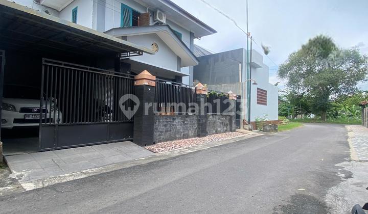 Luxury 3-Story House in Wirosaban Housing, Umbulharjo, Close to the City Center and Wirosaban Hospital