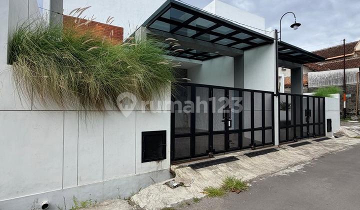 Rumah Cantik Mewah Ala Kafe Estetik Full Furnished di Jalan Kaliurang Km. 13 Dekat Pasar Jangkangharga: 1.18 Milyar [ Nego ]-------------------------------------------Legalitas: SHM Pbg*Maghnet Kawasan:*Dekat Sma N 1 Ngaglikdekat Kampus Uii 2