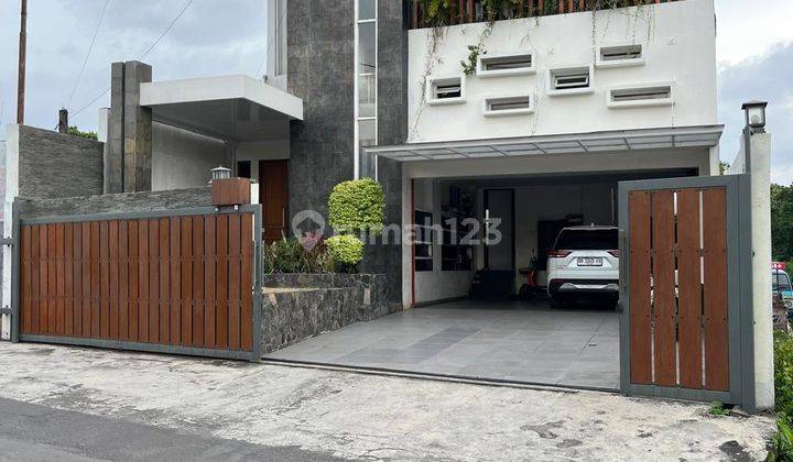 Rumah Mewah 2 Lantai Lux Strategis Dengan Tanah Luas Dekat Jalan Magelang Dan Kampus Ugmlokasi:sinduadi, Mlati, Slemanharga: 6.5 Milyar [ Nego ]-----------------------------------------legalitas: Shm Imbdalam Ringroaddekat Pusat Kota Jogjaarea Bisnis Jama 1