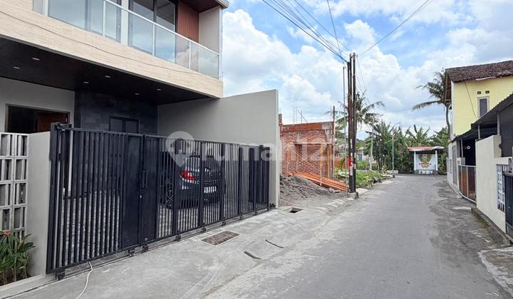 Murah Area Palagan‼️Rumah Baru 2 Lantai Desaign Mewah Kekinian di Jalan Palagan Km 8 Ngaglik Sleman Dekat Hotel Hyattlokasi:jalan Palagan Km 8 Ngaglik Sleman