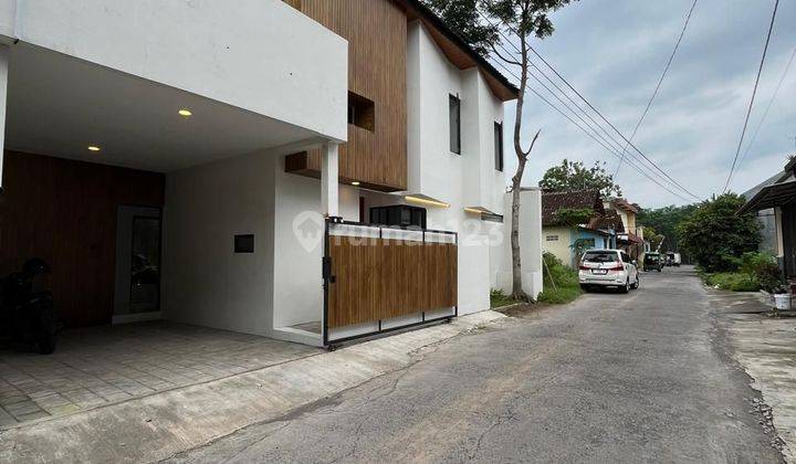 Rumah Baru Mewah 2 Lantai Modern Kekinian Di Dekat Candi Sambisari Purwomartani Sleman

 8