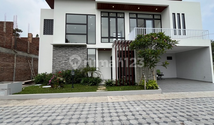 Rumah Mewah Baru Dalam Perumahan Dengan Kolam Renang Pribadi Di Utara Sch Jl Magelangluas Tanah  2