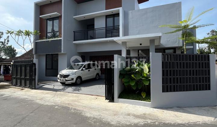 Rumah Modern Kontemporer di Tlogoadi. .