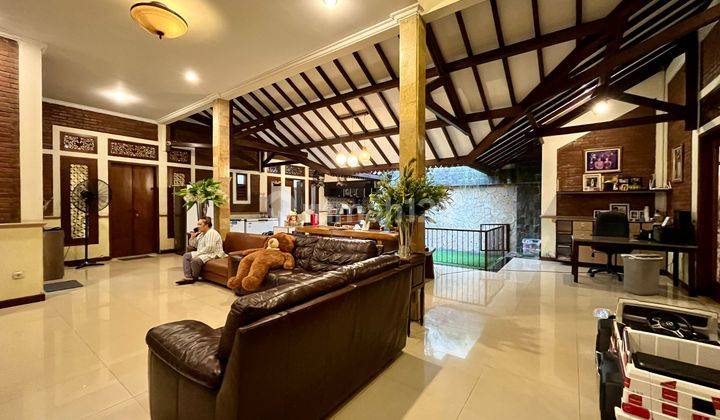 Rumah Mewah Desain Etnik Jawa Bali Modern di Condongcatur Dalam Ring Road Dekat Ampla