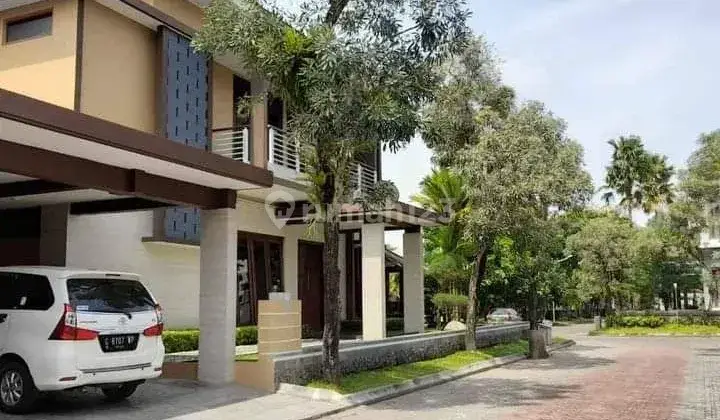 ISTIMEWA...

RUMAH MEGAH HOOK - FULLY FURNISHED Di dalam Perumahan Elite Bale Hinggil Jalan Kaliurang km 8.5 Ngaglik Sleman, dekat Kampus UGM Yogyakarta. di Jalang kaliurang km 8.5 Rumah 2 Lantai Bagus SHM 1