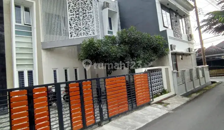 RUMAH MODERN KEKINIAN  2 LANTAI ISTIMEWA - HARGA MURAH DI JONGKE SINDUADI MLATI 2 Lantai Rumah SHM 2 Lantai SHM 1