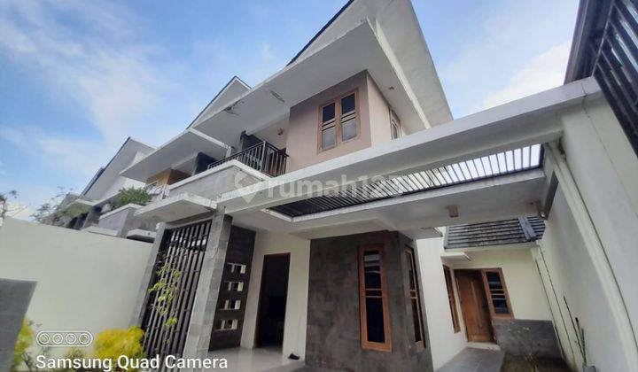 Rumah MEWAH 2 LANTAI GAYA EROPA - TATA RUANG NYAMAN DI DALAM CLUSTER ELITE DI Dekat Jogjabay SHM Rumah Bagus Utara 1