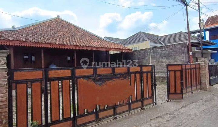 RUMAH ETNIK KLASIK DENGAN KAYU JATI DI JALAN DAMAI DEKAT KAMPUS UGM DAN AL AZHAR 1