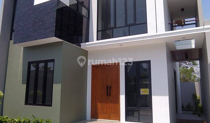 RUMAH BARU MEWAH MODERN SCANDINAVIAN  KONTEMPORER DALAM PERUM DI JALAN  KALIURANG KM 13. DEKAT KE KAMPUS UII

Perumahan Cluster One Gate, Jalan lingkungan lebar 5 meter, Akses mudah, asri dan sejuk. 1