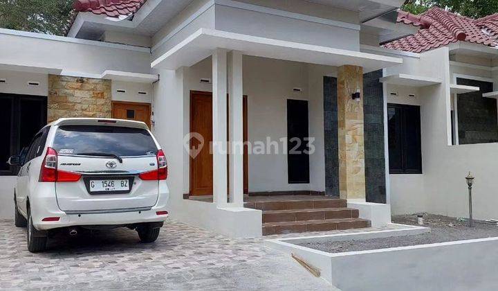 STRATEGIS
STRATEGIS
STRATEGIS

RUMAH BARU MEWAH MODEL LIMASAN DENGAN TATA RUANG NYAMAN DI JALAN KALIURANG KM 13 DEKAT PASAR JANGKANG di Jalan kaliuran km 13 Rumah di Jalan kaliuran km 13 SHM Baru Rumah 1