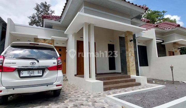 STRATEGIS
STRATEGIS
STRATEGIS

RUMAH BARU MEWAH MODEL LIMASAN DENGAN TATA RUANG NYAMAN DI JALAN KALIURANG KM 13 DEKAT PASAR JANGKANG di Jalan kaliuran km 13 Rumah di Jalan kaliuran km 13 SHM Baru Rumah 2