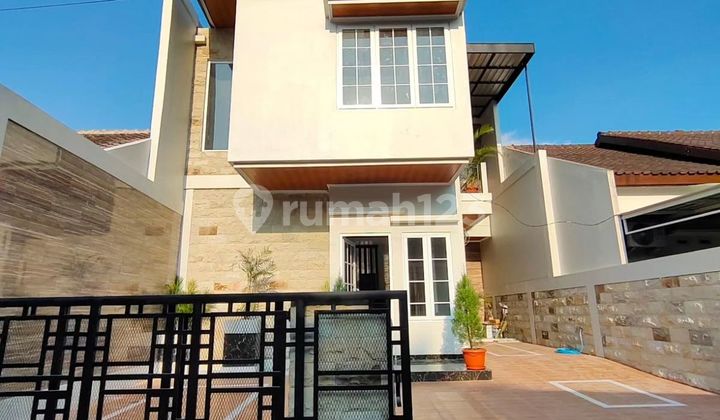 Rumah Mewah Dekat Pasar Rejodani
.
.
Rumah baru siap huni dengan desain mewah modern dan bangunan luas, lokasi dekat SHM Rumah Baru