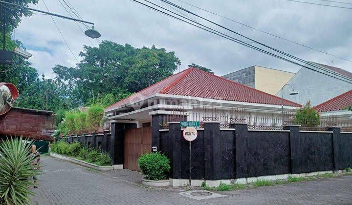 Rumah mewah 1 lantai dengan tanah luas di Pogung baru Jl. Pandega marta. Jl kaliurang km 5.5 Rings 1 nya kampus UGM.

Spe SHM Rumah Bagus 1