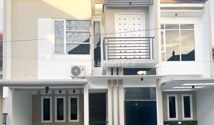 RUMAH MEWAH 2 LANTAI DALAM PERUMAHAN DI JALAN KALIURANG KM 6.8 DEKAT KE UGM

SEMI FURNISHED di Jalan kaliurang km 7.8 Rumah SHM 1