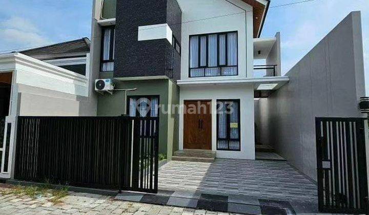 RUMAH BARU MEWAH FULL FURNISHED MODERN SCANDINAVIAN  KONTEMPORER DALAM PERUM DI JALAN  KALIURANG KM 13. DEKAT KE KAMPUS UII di Jalan kaliurang km 12 Rumah 2 Lantai SHM Baru 1