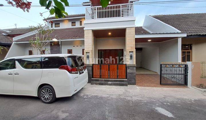 RUMAH CANTIK ESTETIK 2 LANTAI LIKE VILLA DALAM PERUMAHAN ONE GATE DI TIRTOMARTANI KALASAN SLEMAN DEKAT GEDUNG LPMP SHM 1