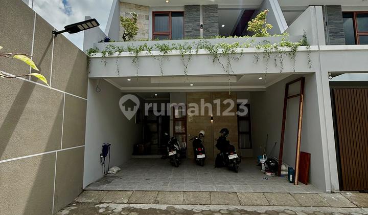 Rumah Baru Mewah Full Furnished Premium di Cluster Eksklusif Dalam Ringroad Dekat Jalan Raya Gedong Kuning 2