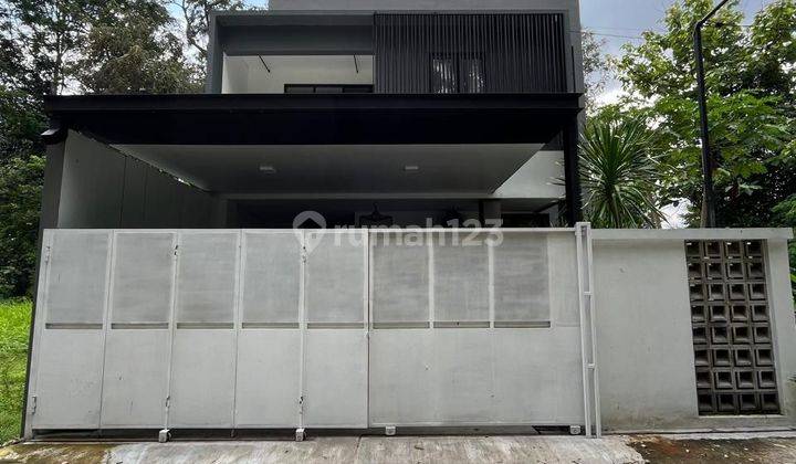 Rumah Mewah Modern 2 Lantai Kontemporer Dengan Sisa Tanah Luas Di Utara Jogjabay

 2