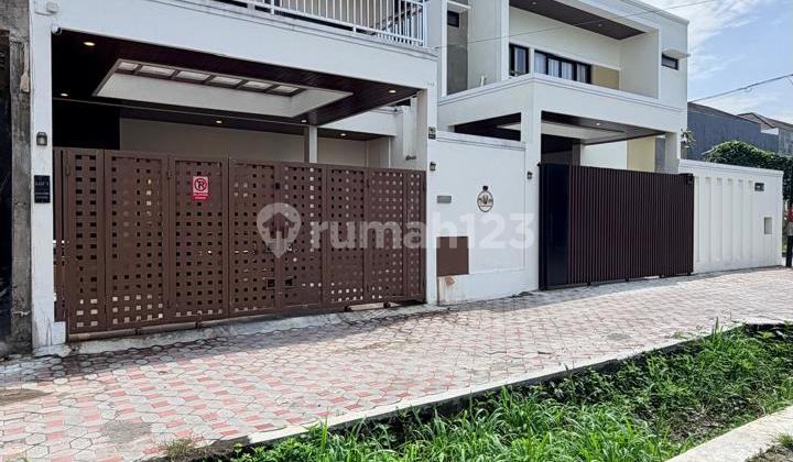 Rumah Mewah 2 Lantai Modern Full Furnished di Area Premium Jalan Kaliurang KM 7 Sinduharjo Ngaglik Sleman Dekat ke Kampus Ugmfull Furnishedakses Mudahharga: 2.475 Milyar [ Nego ]-----------------------------------------Legalitas: SHM Pbg*Spesifikasi:*- Lu 2