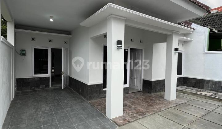 Rumah Cantik Putih Strategis Tepi Jalan Aspal Di Wedomartani Ngemplak Sleman Dekat Kampus Budi Mulia Tajem
