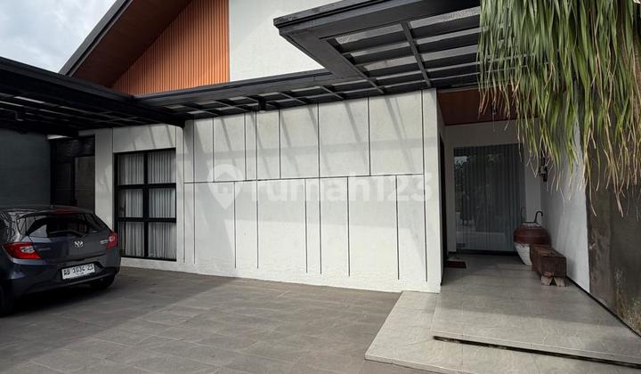 Special View of Rice Fields‼️Modern Luxury House Like a Villa with Large Land Semi Furnished on Jalan Kaliurang Km. 9 Ngaglik-Wide Road Intersection, Cool and Beautiful Environment*Area Magnet:*Near Gentan MarketNear Culinary Spot Sop Pak BayuNear Bias SchoolNear Health Center