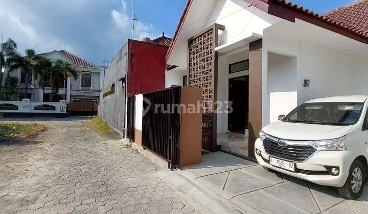 RUMAH CANTIK SIAP HUNI LIKE NEW DI JALAN RAYA GEBANG DEKAT KAMPUS UPN DAN AMIKOM 
 2