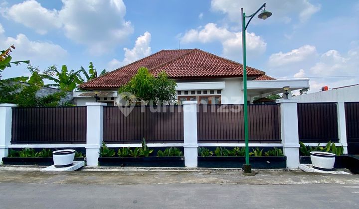 Rumah Asri Dengan Tanah Luas Dan Private Pool Di Jalan Damai - Jalan Kaliurang Km8