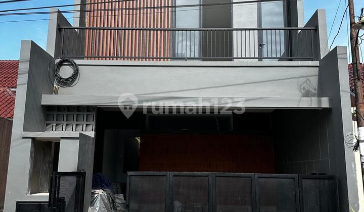 *For Sale Aesthetic House in Strategic Location Condongcatur Yogyakarta*Premium Area in a Nationalist Environment at Rajawali Condong Catur Near UGM ******** Total Building Area 155 Square Meters - Land Area 107 Square Meters Legality