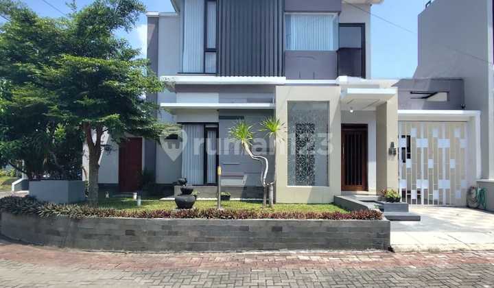 Strategic Luxury 2-Story Exclusive Home in Elite 24-Hour Security Housing on Palagan Road Near Hyatt Hotelwide road accessone gate systemprice: 2.3 Billion [negotiable]legal status: SHM IMBarea appeal:near Hyatt Hotel