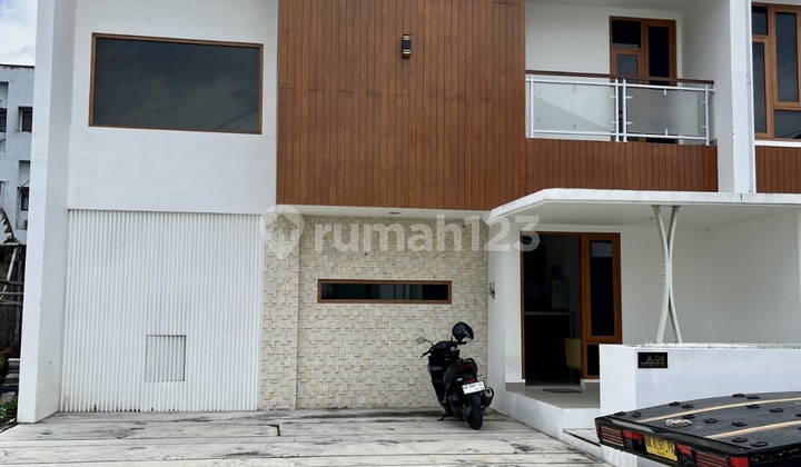 Rumah Baru Dalam Perumahan Di Jl Tajem Wedomartani Dekat Sekolah Budi Mulialuas Tanah : 110 M²luas Bangunan : 90 M²jumlah Lantai : 2kamar Tidur : 3kamar Mandi : 3ruang Tamu, Ruang Keluarga, Ruang Makandapur, Carport 2 Mobil, Tamanlingkungan Sekitar- Akses 2