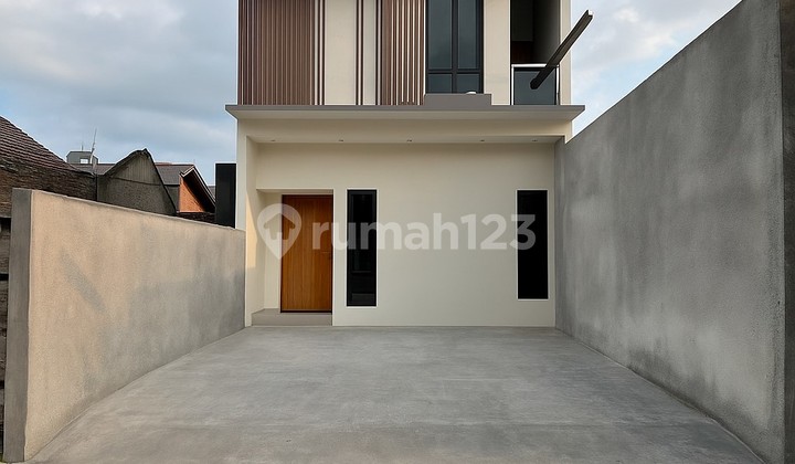 Luxurious Contemporary 2-Story Modern and Strategic House in Wedomartani Ngemplak Sleman Near Jogja 2