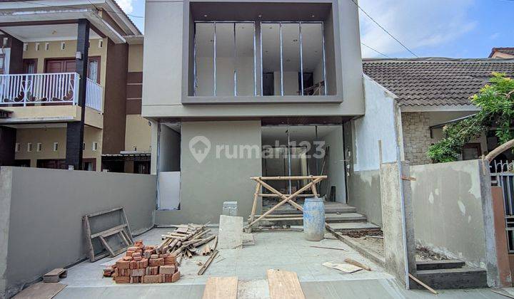 Rumah Baru Full Furniture Dekat Jogja Bay Maguwoharjo Dan Kampus Unriyoluas Tanah : 98 M²luas Bangunan : 120 M²jumlah Lantai : 2kamar Tidur : 3kamar Mandi : 3ruang Tamu, Ruang Keluarga, Ruang Makandapur, Carport, Tamanlingkungan Sekitar- Akses Jalan Mobil 2
