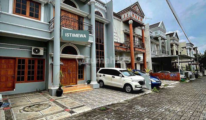 Rumah Mewah 2 Lantai Gaya Eropa Full Furnished Dalam Perumahan One Gate Di Jalan Kebon Agung Dekat Jombor  1