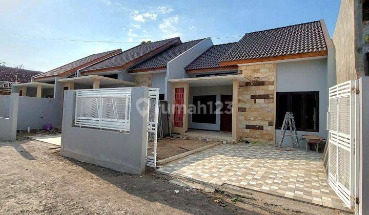 Rumah Cantik Minimalis Kembar 3 Unit Dengan Tanah Luas Di Dekat Jogjabay Wedomartani Ngemplak Sleman
 1